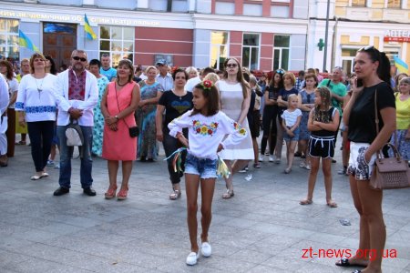 На Михайлівській житомиряни спільно виконали танець "Гопак"