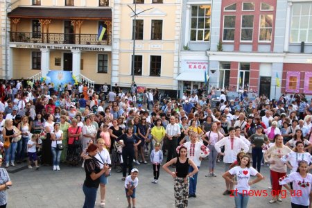 На Михайлівській житомиряни спільно виконали танець "Гопак"