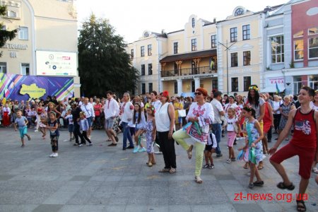 На Михайлівській житомиряни спільно виконали танець "Гопак"