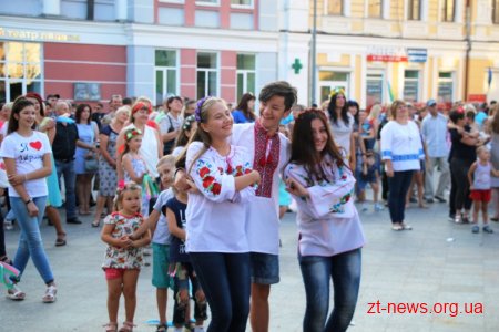 На Михайлівській житомиряни спільно виконали танець "Гопак"