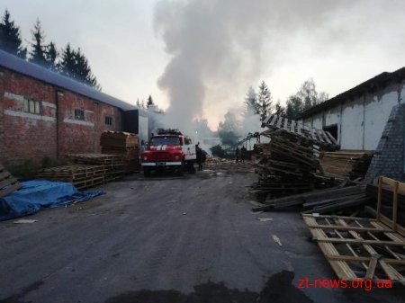 На Житомирщині на території деревообробного підприємства загорілися відходи деревини