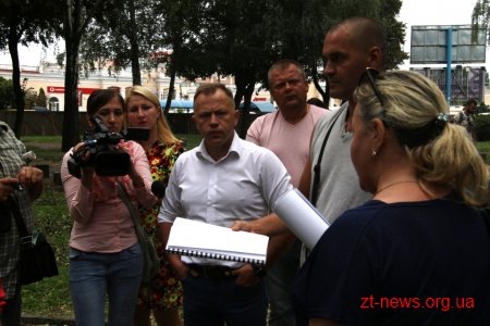 Зрізані аварійні дерева у сквері на Лятошинського обіцяють замінити новими