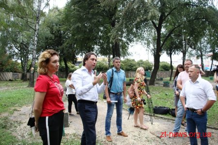 Зрізані аварійні дерева у сквері на Лятошинського обіцяють замінити новими