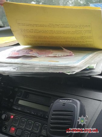 Водій вантажівки намагався дати патрульним хабар
