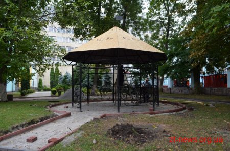 На Старому Бульварі встановлюють альтанку в якій можна буде підзарядити мобільний телефон