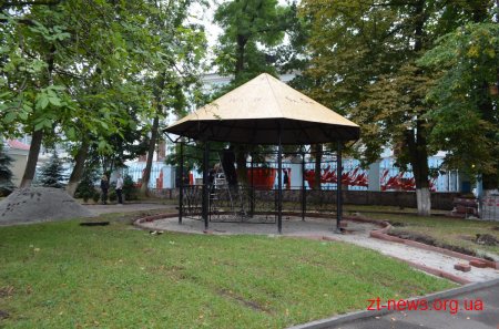 На Старому Бульварі встановлюють альтанку в якій можна буде підзарядити мобільний телефон