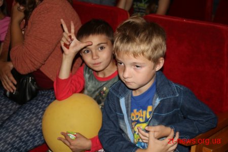 У Житомирі діти пільгових категорій отримали ранці з канцтоварами