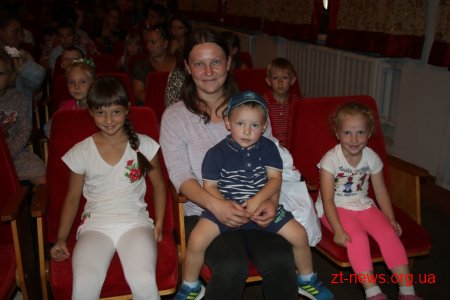 У Житомирі діти пільгових категорій отримали ранці з канцтоварами
