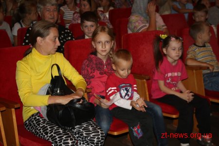 У Житомирі діти пільгових категорій отримали ранці з канцтоварами