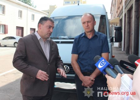 Поліцейські Житомирщини повернули волонтерам мікроавтобус, відібраний сепаратистами у зоні АТО