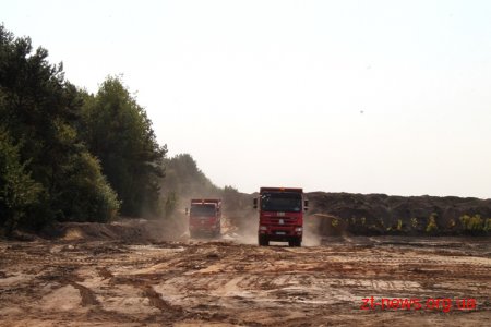 Депутати обласної ради відвідали місце незаконного видобутку піска та глини