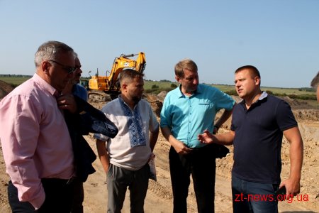 Депутати обласної ради відвідали місце незаконного видобутку піска та глини