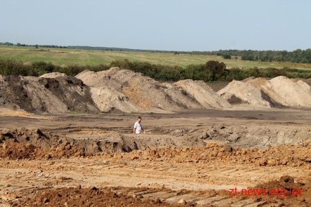Депутати обласної ради відвідали місце незаконного видобутку піска та глини