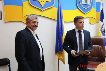 Засідання виконавчого комітету міської ради розпочалося із вручення нагород