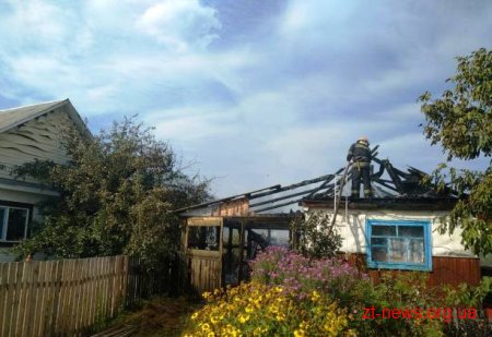 На Житомирщині рятувальники ліквідували масштабну пожежу в приватному домоволодінні