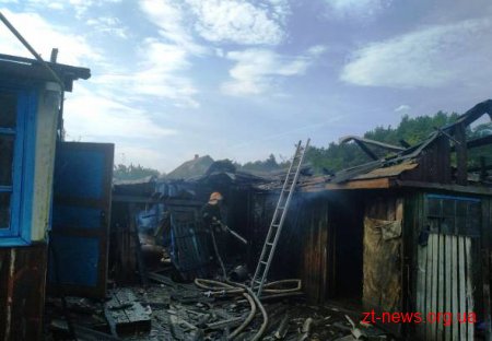 На Житомирщині рятувальники ліквідували масштабну пожежу в приватному домоволодінні