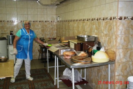 Заступниця мера оглянула як діти харчуються у житомирських школах