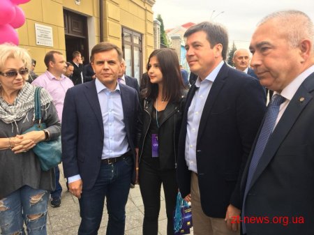 Президент України Петро Порошенко разом із дружиною приїхали до Житомира