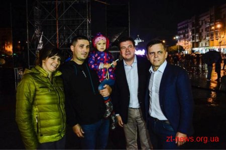 Тисячі житомирян зібрались на майдані Соборному аби почути симфонічний оркестр «Lord of the Sound» та гурт «Morandi»