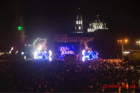 Тисячі житомирян зібрались на майдані Соборному аби почути симфонічний оркестр «Lord of the Sound» та гурт «Morandi»