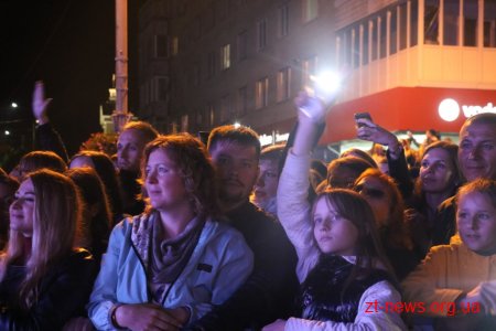Тисячі житомирян зібрались на майдані Соборному аби почути симфонічний оркестр «Lord of the Sound» та гурт «Morandi»