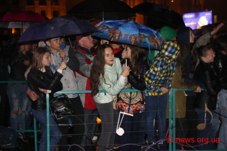 Тисячі житомирян зібрались на майдані Соборному аби почути симфонічний оркестр «Lord of the Sound» та гурт «Morandi»