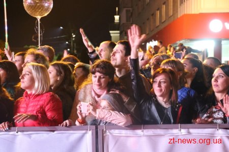 Тисячі житомирян зібрались на майдані Соборному аби почути симфонічний оркестр «Lord of the Sound» та гурт «Morandi»