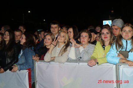 Тисячі житомирян зібрались на майдані Соборному аби почути симфонічний оркестр «Lord of the Sound» та гурт «Morandi»