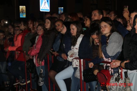 Тисячі житомирян зібрались на майдані Соборному аби почути симфонічний оркестр «Lord of the Sound» та гурт «Morandi»