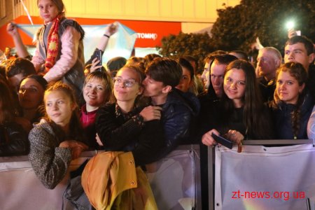 Тисячі житомирян зібрались на майдані Соборному аби почути симфонічний оркестр «Lord of the Sound» та гурт «Morandi»