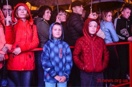 Тисячі житомирян зібрались на майдані Соборному аби почути симфонічний оркестр «Lord of the Sound» та гурт «Morandi»