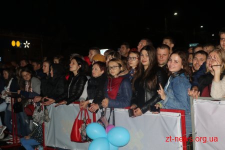 Тисячі житомирян зібрались на майдані Соборному аби почути симфонічний оркестр «Lord of the Sound» та гурт «Morandi»