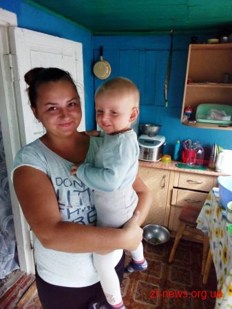На Житомирщині рятувальники вивільнили дитину, яка застрягла головою в горщику