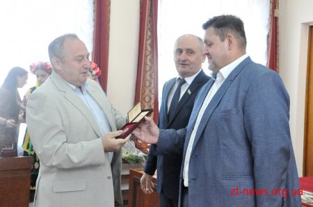 Позачергова сесія обласної ради почалася із вручення нагород і відзнак жителям області