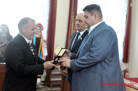 Позачергова сесія обласної ради почалася із вручення нагород і відзнак жителям області