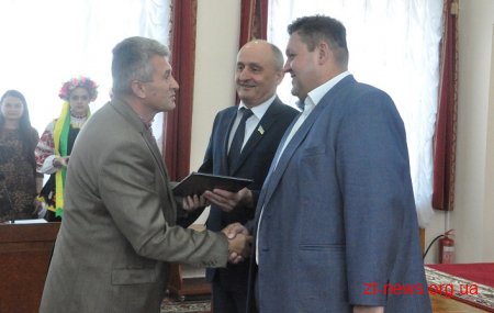 Позачергова сесія обласної ради почалася із вручення нагород і відзнак жителям області