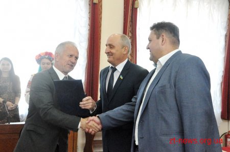 Позачергова сесія обласної ради почалася із вручення нагород і відзнак жителям області