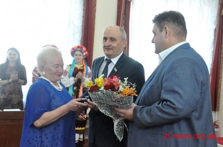 Позачергова сесія обласної ради почалася із вручення нагород і відзнак жителям області