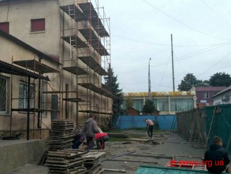 У Малині вже почали утеплення районного будинку культури