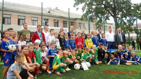 Новий майданчик із штучним покриттям відкрили для дітей у смт Озерне