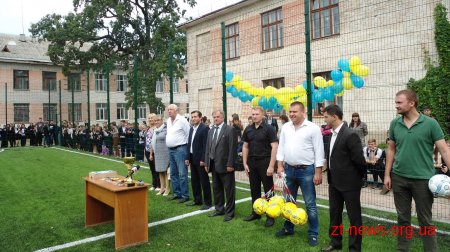 Новий майданчик із штучним покриттям відкрили для дітей у смт Озерне