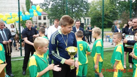 Новий майданчик із штучним покриттям відкрили для дітей у смт Озерне