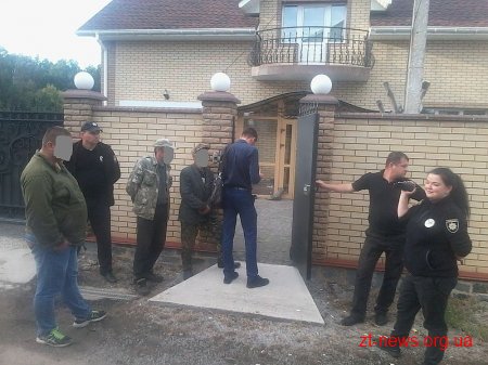 Чоловіків, які зрізали 5 дубів поблизу Житомира, затримали працівники лісової охорони