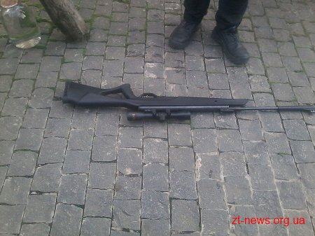 Чоловіків, які зрізали 5 дубів поблизу Житомира, затримали працівники лісової охорони
