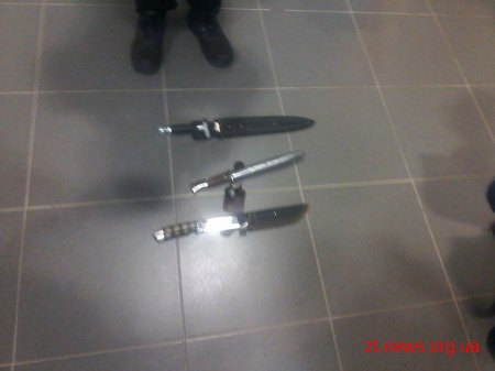 Чоловіків, які зрізали 5 дубів поблизу Житомира, затримали працівники лісової охорони