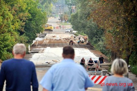 Голова ОДА перевірив хід виконання робіт на мосту через річку Тетерів у Радомишлі