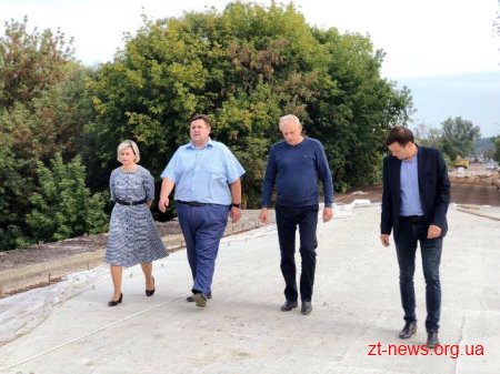 Голова ОДА перевірив хід виконання робіт на мосту через річку Тетерів у Радомишлі