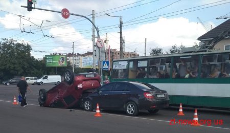 На перехресті просп. Незалежності та вул. Покровської сталася аварія за участі трьох автомобілів