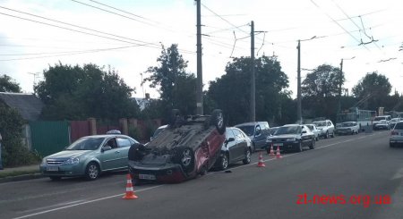 На перехресті просп. Незалежності та вул. Покровської сталася аварія за участі трьох автомобілів