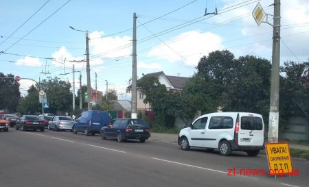 На перехресті просп. Незалежності та вул. Покровської сталася аварія за участі трьох автомобілів